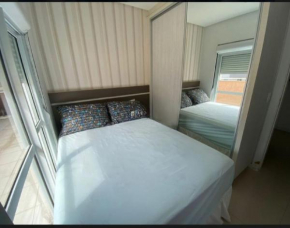 Quarto, o banheiro é de uso exclusivo do hóspede e fica localizado no corredor , piscina compartilhada, não é o apartamento inteiro, somente o quarto
